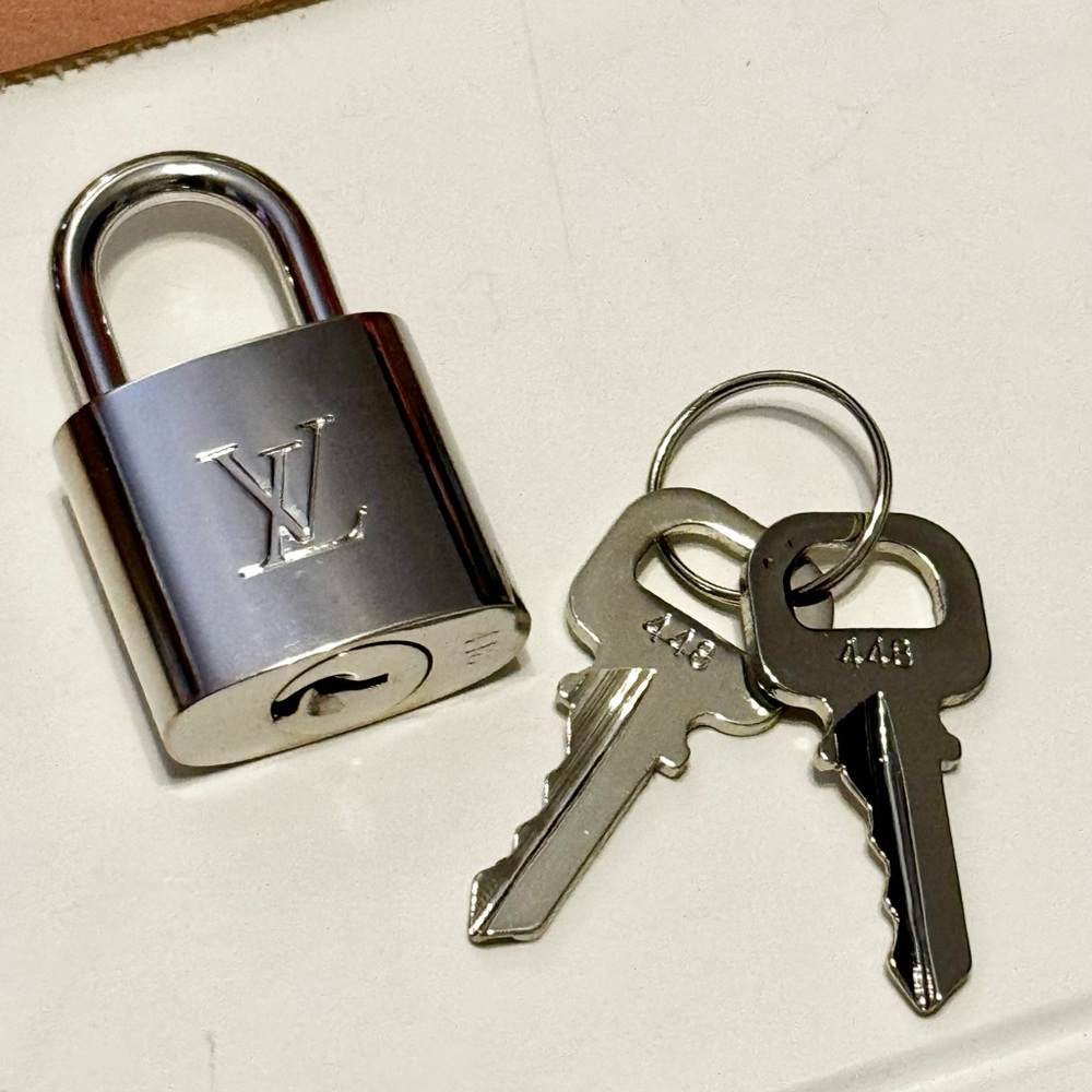 Louis Vuitton Silver Lock & Keys 448 - Picture 1 of 4